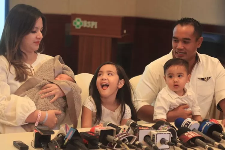 Nia Ramadani buka suara soal tangis anaknya yang terpukul masa lalu orang tua. (Sumber: Jawa Pos)