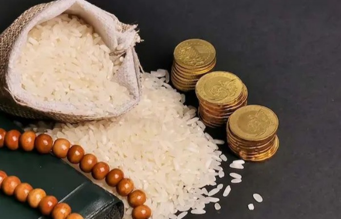 Zakat Fitrah 2026 wajib bagi yang punya kelebihan makanan saat Idulfitri. Simak penjelasan lengkap hukum dan ketentuannya.