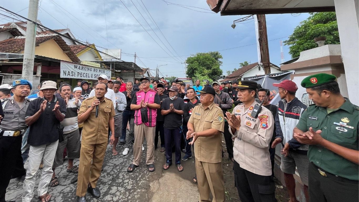 Warga Rejotangan saat mendatangi kantor camat pada Senin (23/2) sore.(RAHMAT UNTUK RADAR TULUNGAGUNG)