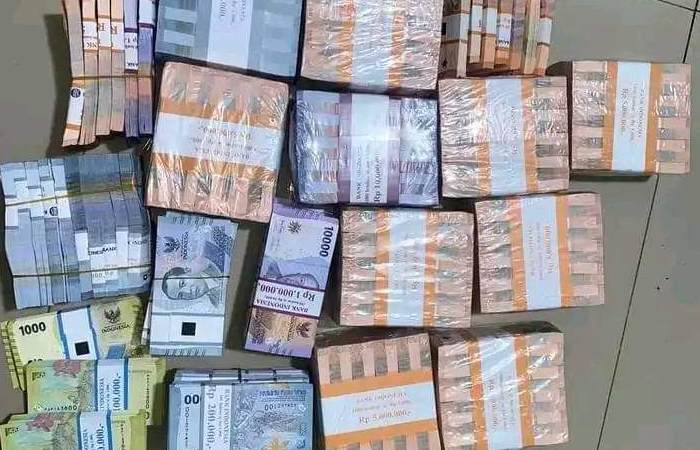 Antrean tukar uang baru BI di Madiun membludak jelang Lebaran. Warga serbu kas keliling di Masjid Agung Baitul Hakim demi pecahan baru.
