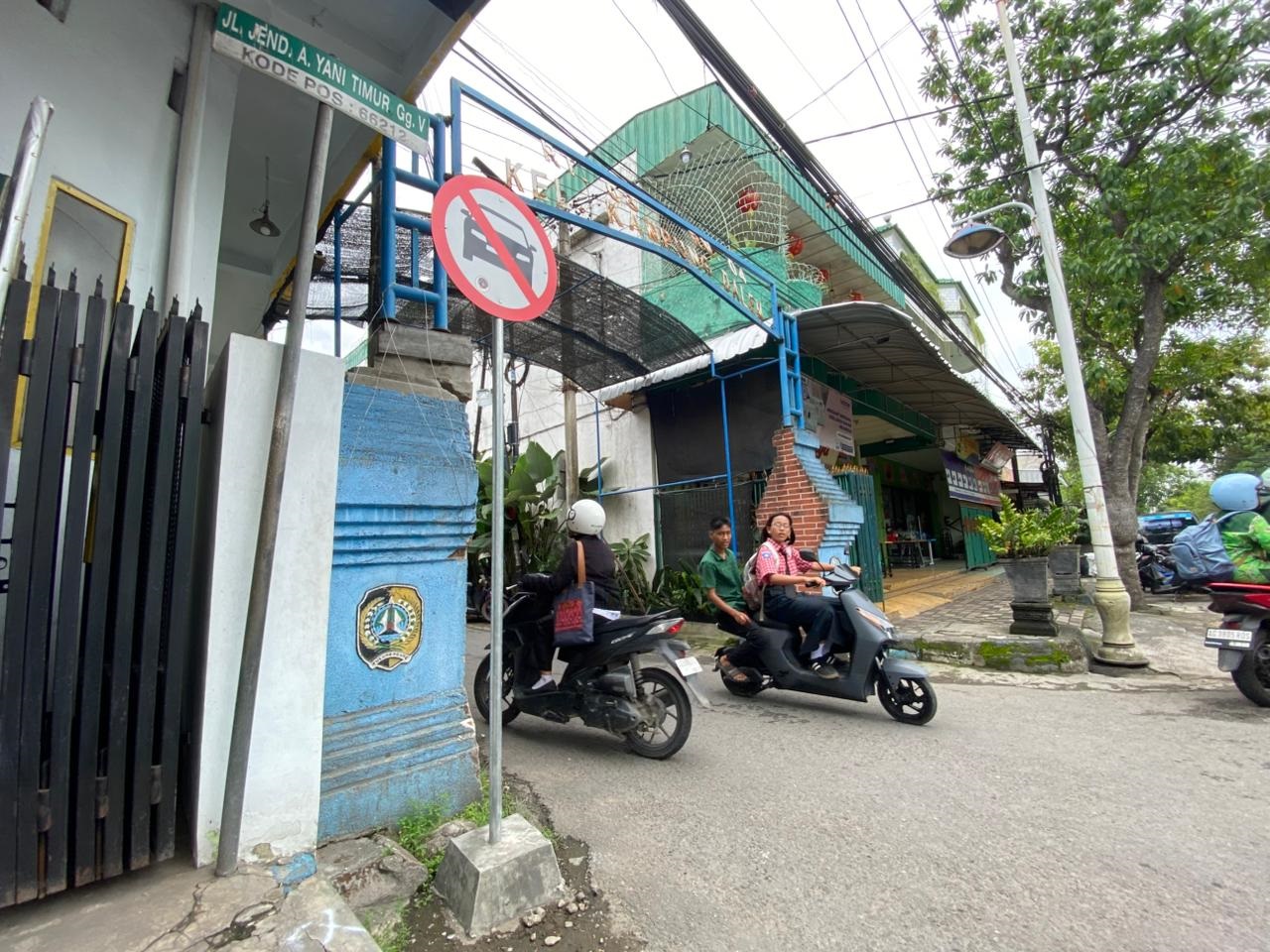 Rambu baru yang terpasang di Gang 5 Jalan Ahmad Yani Timur yang melarang kendaraan roda empat belok ke utara.(RAHIIQ AL BACHRI/RADAR TULUNGAGUNG)