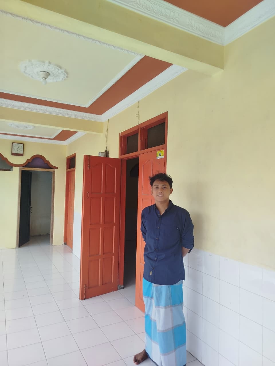 Di sela menyusun skripsi dan bekerja, Alfin Saifullah, setia merawat musala hingga dipercaya menjadi ketua takmir.