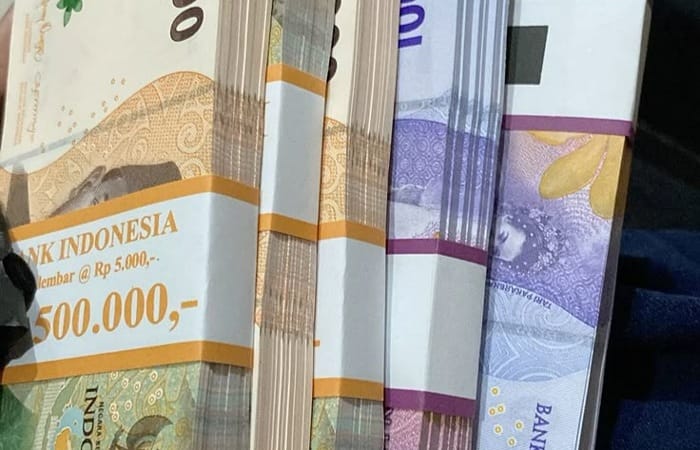 Warga Malang berebut tukar uang baru BI 2026 lewat Pintar BI. Server sempat error, kuota cepat habis jelang Lebaran.