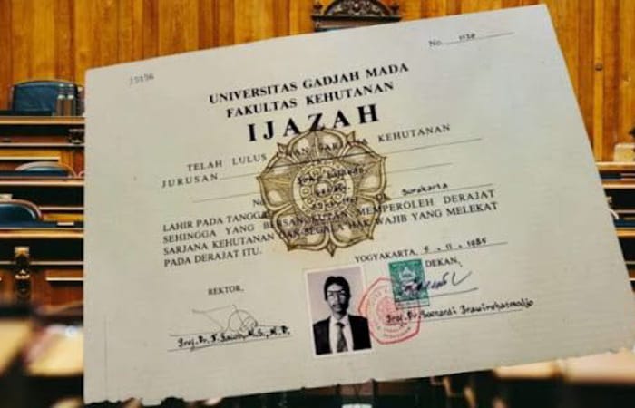 Sidang gugatan ijazah Jokowi di PN Solo berlanjut, ahli hadir meski dipersoalkan kuasa hukum. Hakim tetap lanjutkan perkara.
