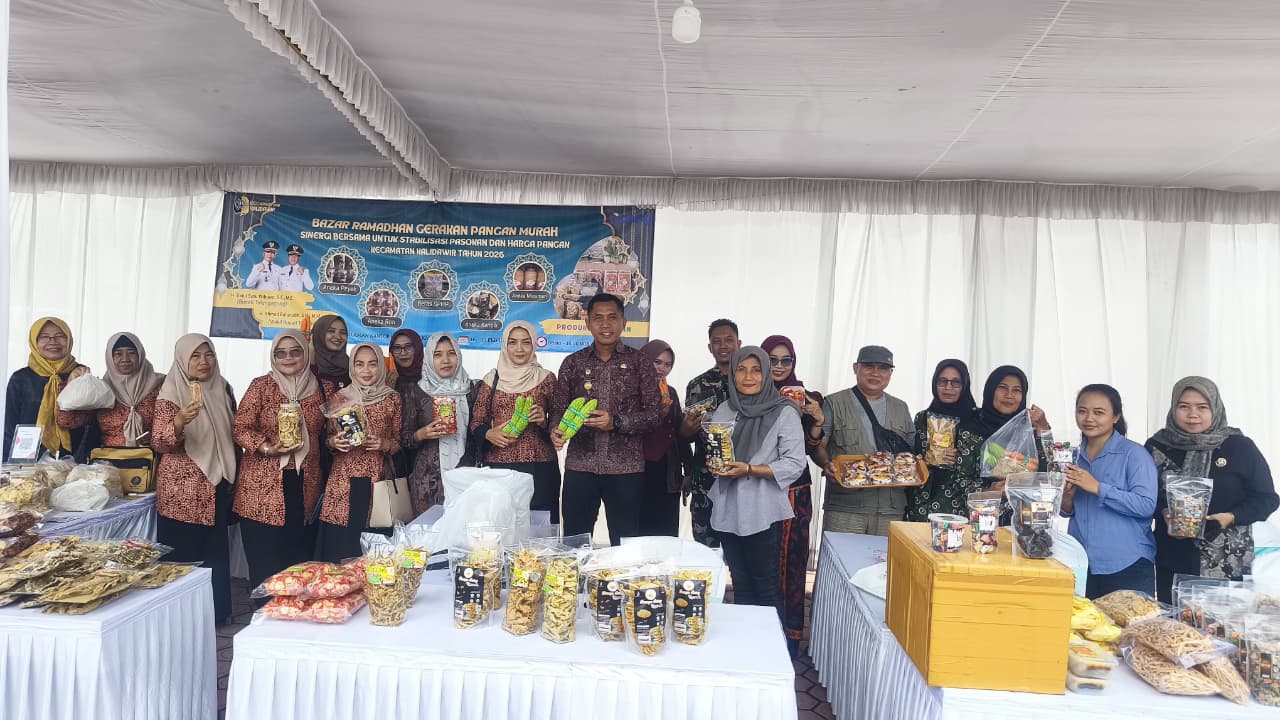 Camat Kalidawir, Rusdiyanto (tengah), turun langsung mendampingi pelaku UMKM dalam Bazar Ramadhan 1447 H yang digelar Pemerintah Kecamatan Kalidawir pada (26/02).(KECAMATAN KALIDAWIR UNTUK RATU)