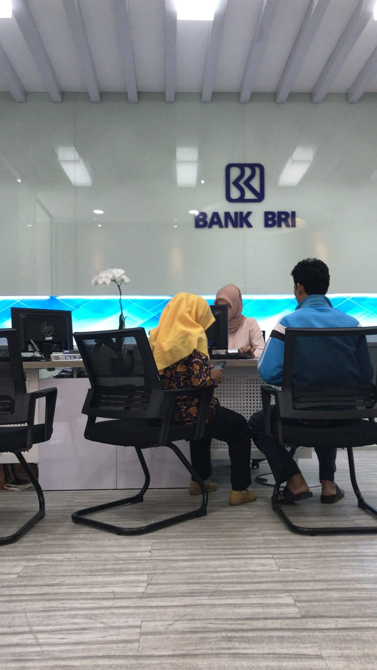 Syarat pinjaman KUR BRI 2026 terbaru termasuk pinjaman tanpa jaminan di bawah Rp100 juta. Simak jadwal buka dan cara pengajuannya.(Pinterest)