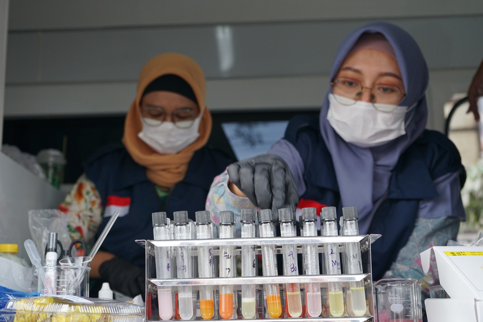 Petugas Dinkes Tulungagung dan BPOM saat melakukan rapid test makanan di pasar takjil Savana GOR Lembupeteng, kemarin (26/2).(SANDY YUWANA/RADAR TULUNGAGUNG)