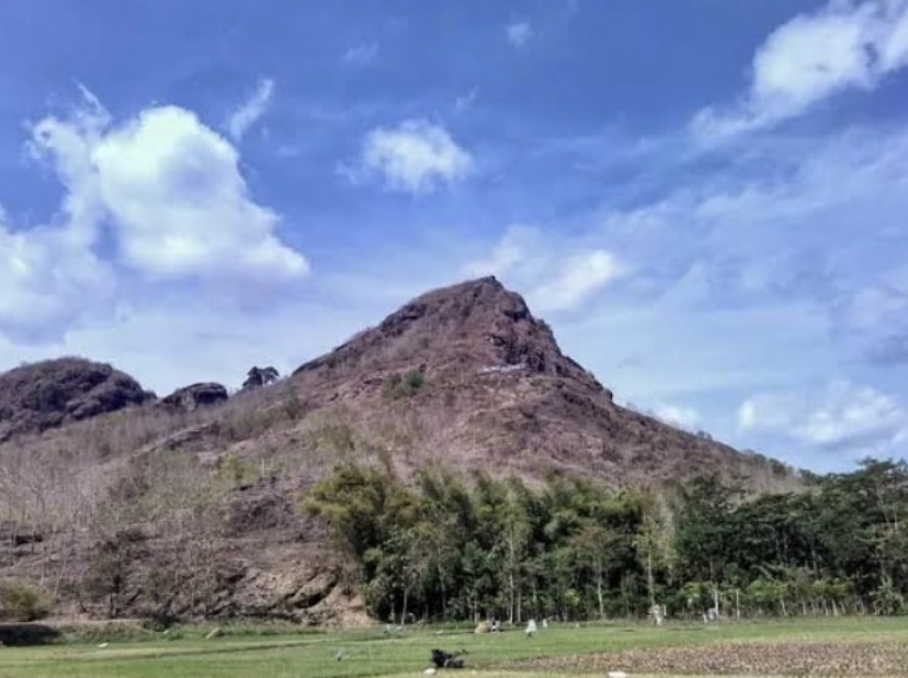 Kisah tragis Roro Kembang Sore dalam Babad Tulungagung mengungkap rahasia karir Gajah Mada dan asal-usul Gunung Budeg. Simak legenda lengkap