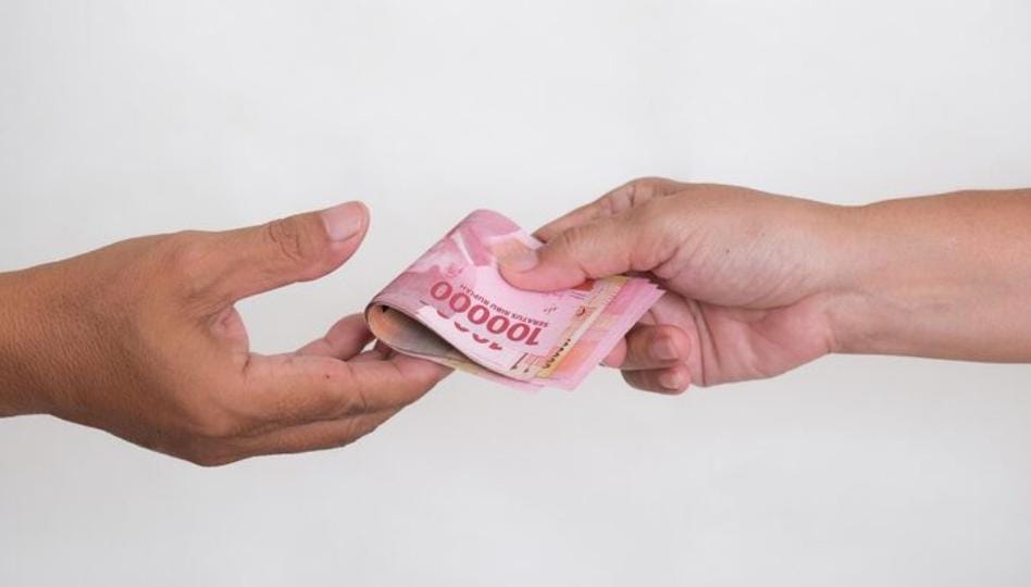 Hukum tukar uang menjelang Lebaran, apakah tambahan jasa penukaran termasuk riba? Simak penjelasan lengkapnya di sini.