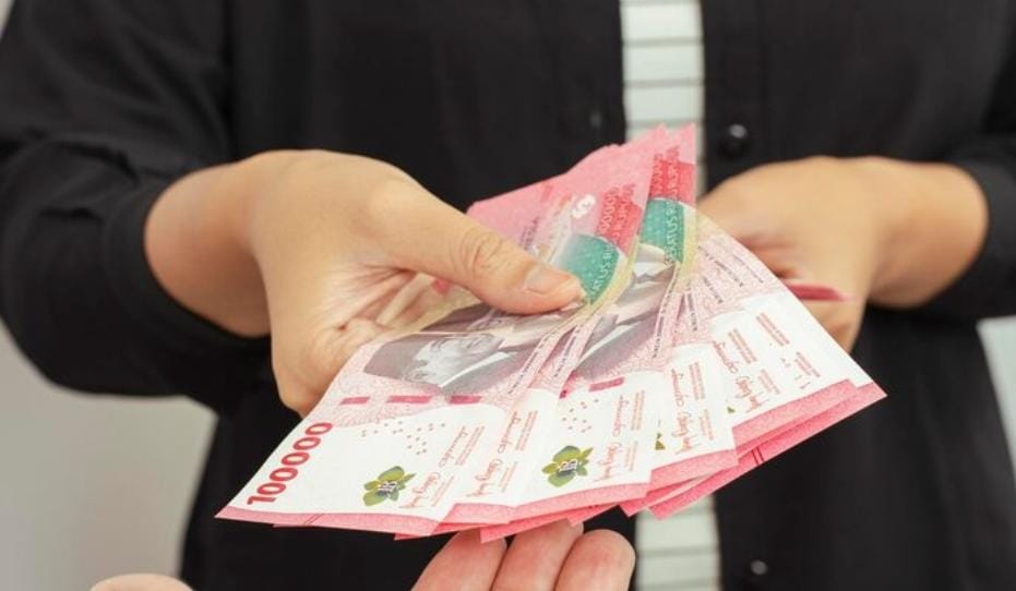 Hukum tukar uang via m-banking sah atau riba? Simak penjelasan lengkap soal syarat tunai dan larangan berpisah majelis.