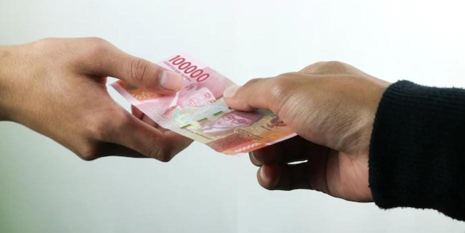 Hukum zakat fitrah dengan uang atau beras? Simak penjelasan lengkap mazhab Syafi&rsquo;i dan Hanafi soal zakat fitrah dengan uang.
