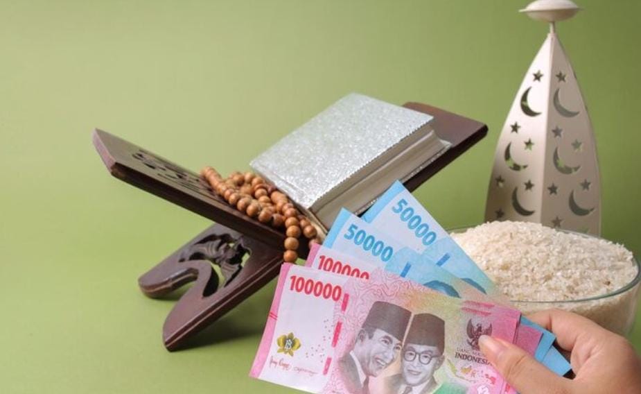 Panduan zakat fitrah dengan uang atau beras menurut Mazhab Syafi&rsquo;i dan Hanafi agar sah, tepat sasaran, dan sesuai syariat Islam.