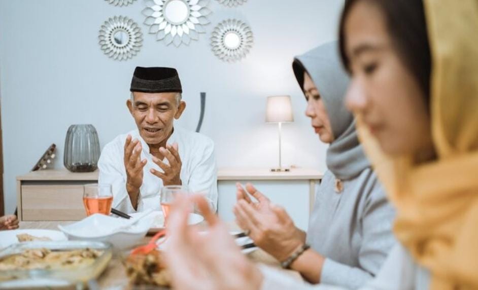 Panduan lengkap fidyah puasa Ramadan untuk orang sakit, ibu hamil, dan qada, dengan aturan, niat, dan pemberian kepada fakir miskin.
