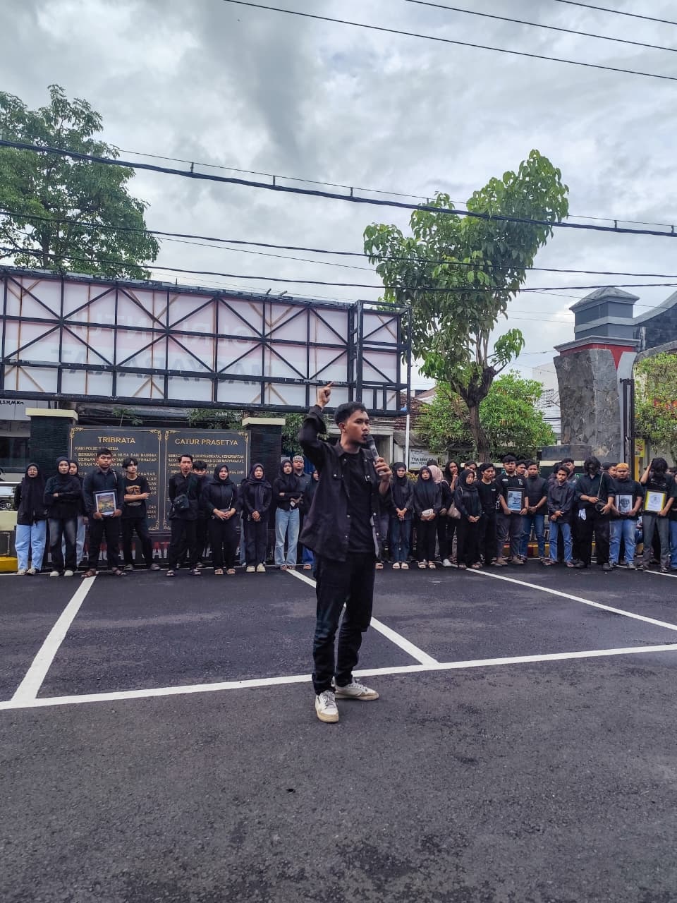PMII Tulungagung menggelar aksi solidaritas dan doa bersama di halaman Mapolres Tulungagung pada Jumat (27/2) lalu.(RAHIIQ AL BACHRI/RADAR TULUNGAGUNG)