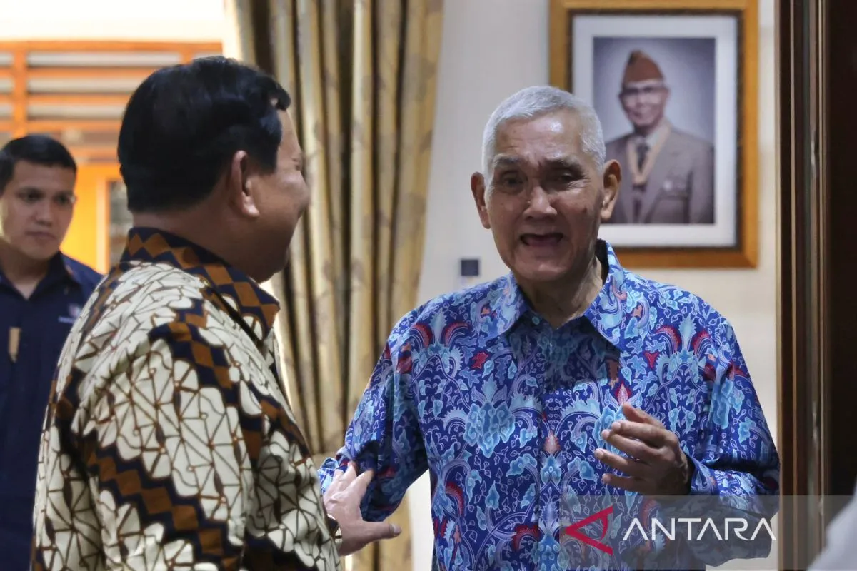 Keluarga dan tokoh militer beri penghormatan terakhir untuk Wakil Presiden ke-6 RI Try Sutrisno.(antaranews.com)