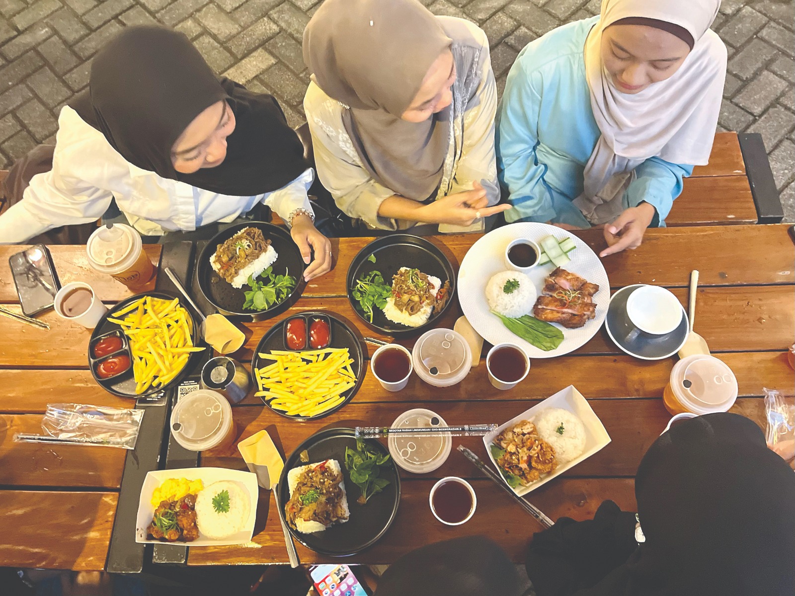 Pajak makanan dan minuman menjadi salah satu penyumbang PAD yang signifikan bagi Tulungagung selama 2025. Apalagi banyak usaha yang berbasis kuliner bermunculan di Kota Marmer.(DEVRAT/RATU)