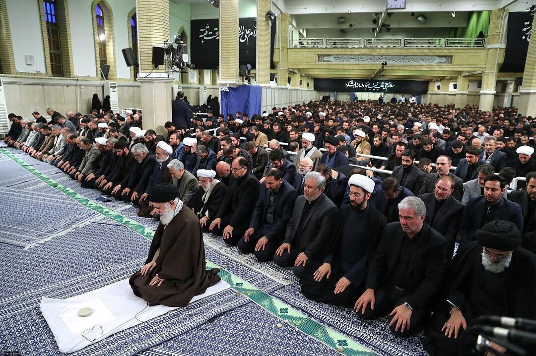 Sejarah mengapa Iran menjadi mayoritas Syiah, peran Dinasti Safawi, dan kebijakan Syah Ismail I dalam mengubah mazhab resmi Persia.