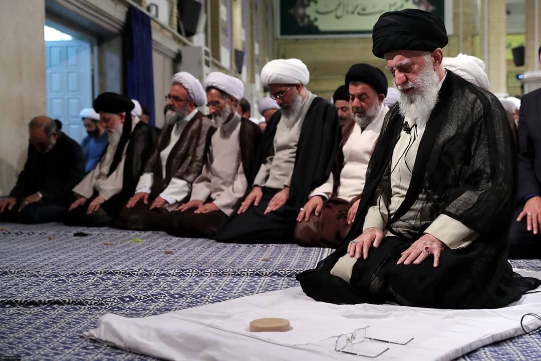 Sejarah Iran dari Persia, Revolusi 1979, kepemimpinan Ali Khamenei, kekuatan militer, hingga tradisi Asyura kaum Syiah.