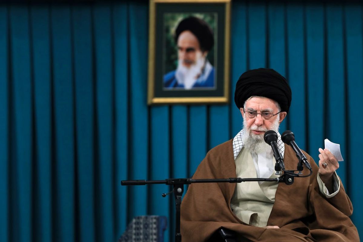 Ali Khamenei tewas diserang AS-Israel. Simak jejak kepemimpinan dan dampaknya bagi politik Iran dan dunia.