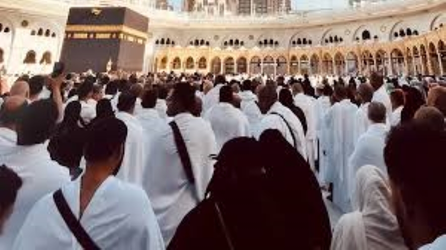 Jemaah umrah tertahan di Bandara Jeddah akibat konflik Timur Tengah.  (Sumber: Radar Bogor)