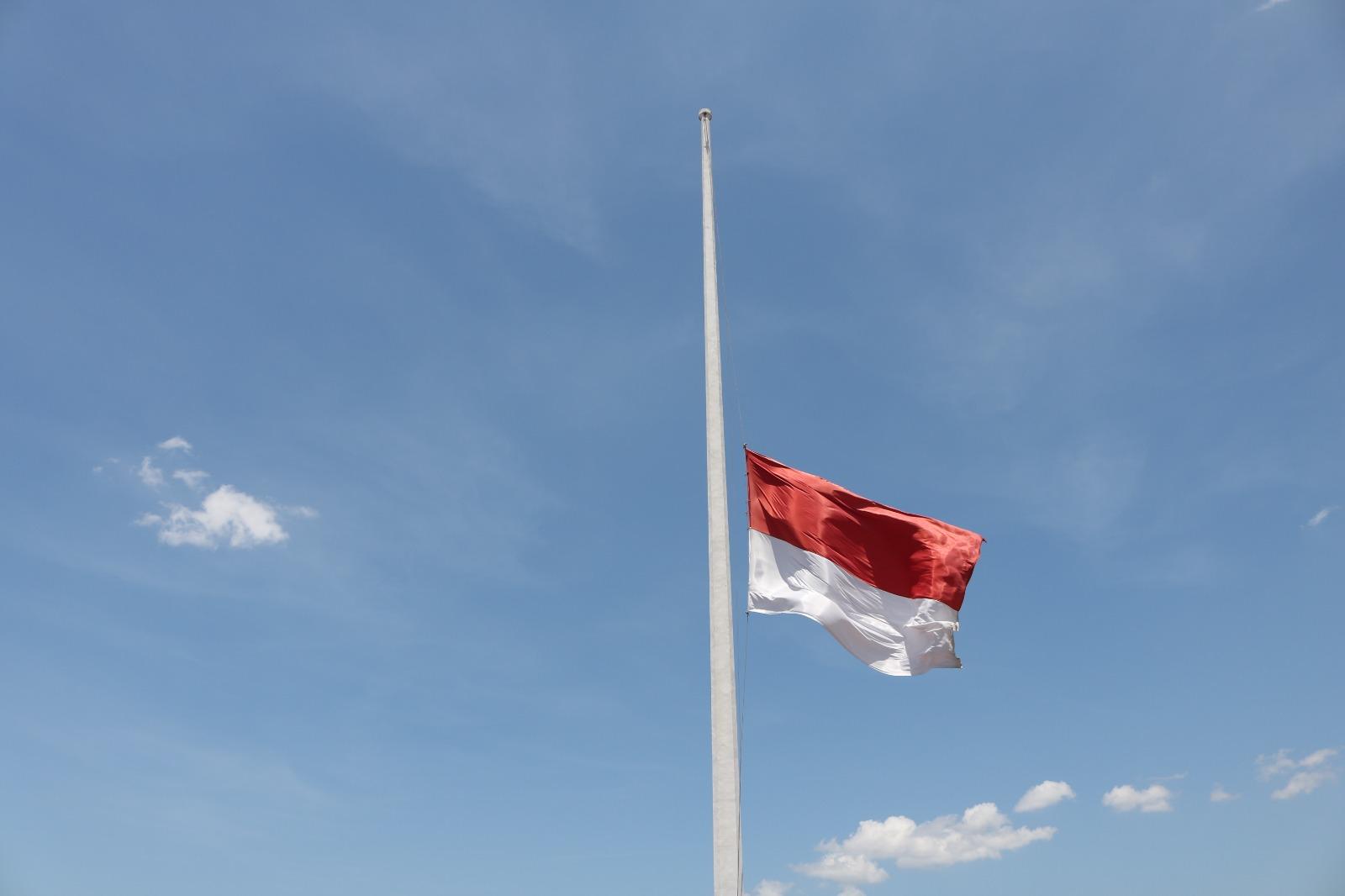 Try Sutrisno wafat, Jawa Timur kibarkan bendera setengah tiang dua hari atas instruksi Khofifah sebagai penghormatan.(FOTO: KEMENSETNEG)