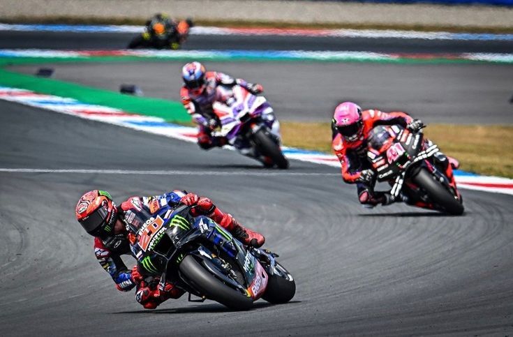 Kemenangan dramatis Valentino Rossi di MotoGP penuh duel sengit dan selisih tipis, dari GP Australia hingga kemenangan terakhir di Assen.(Pinterest)