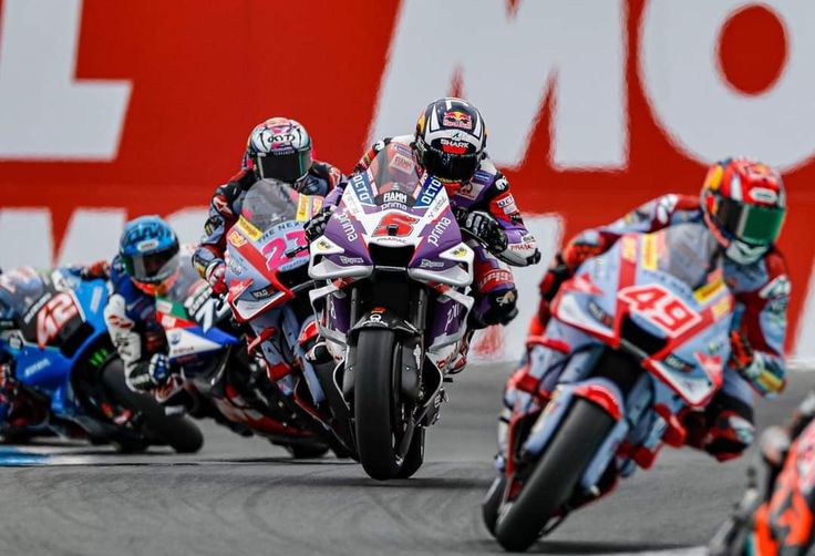 Valentino Rossi legenda MotoGP, ini perjalanan karier Rossi dari juara dunia hingga pensiun pada 2021.(Pinterest)