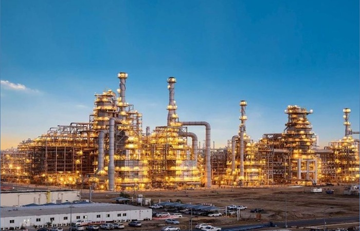 Saudi Aramco diserang drone, Selat Hormus ditutup Iran, krisis energi global 2026 terancam picu lonjakan harga minyak dunia.