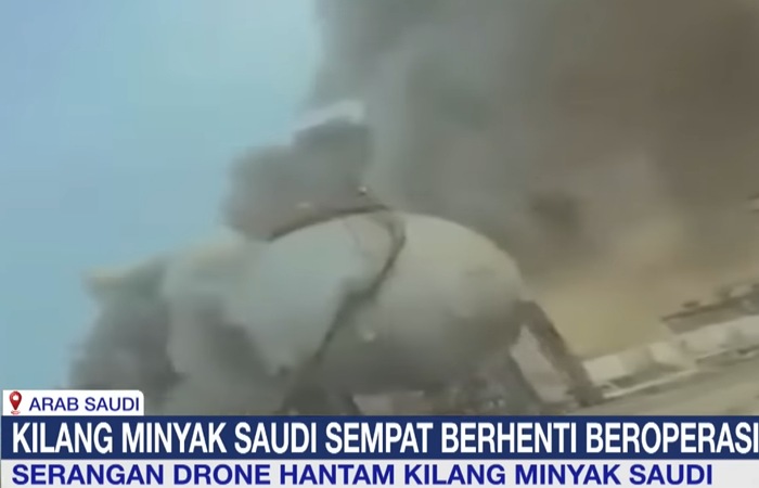 Saudi Aramco diserang drone di 2026, kilang Ras Tanura sempat tutup dan harga minyak dunia melonjak hingga 10 persen.