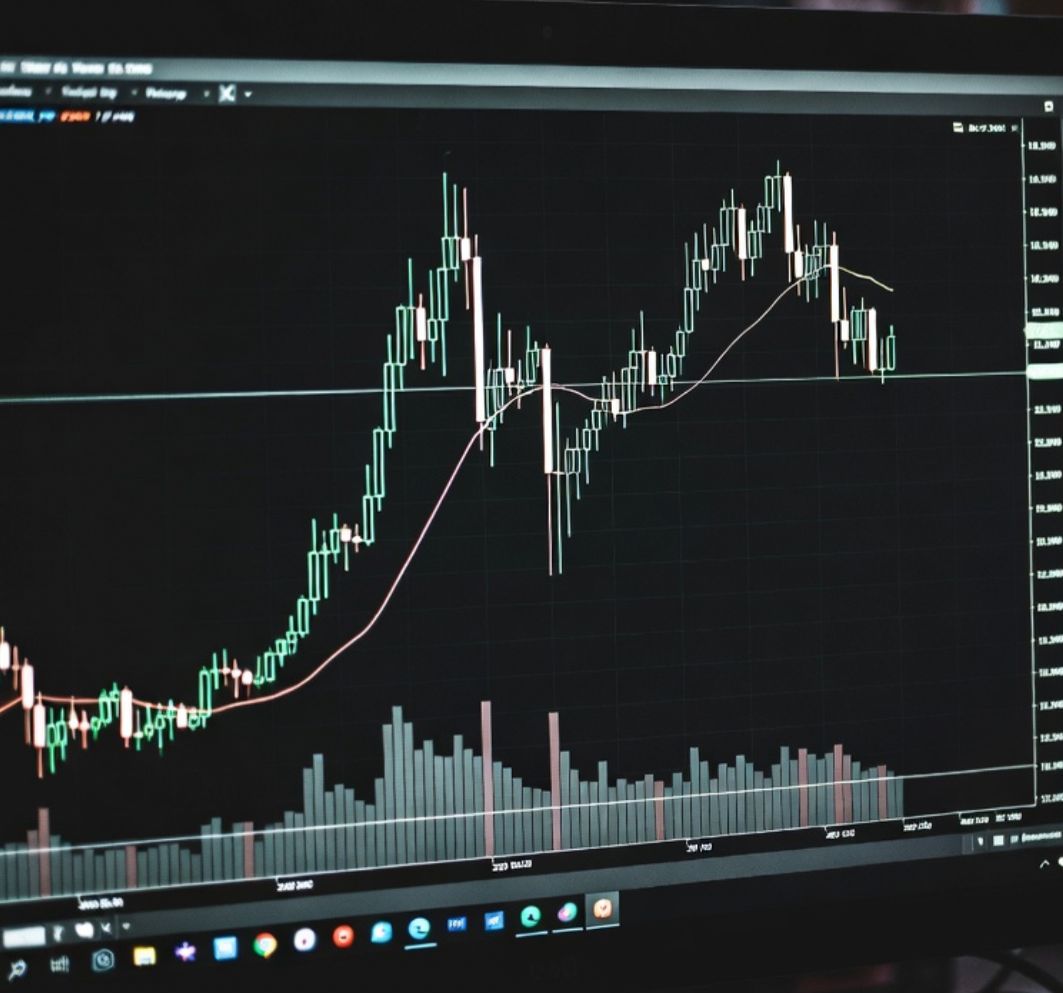 Saham perusahaan terkait, seperti Metco dan Antam, diprediksi akan menguat seiring lonjakan harga minyak dan emas. 