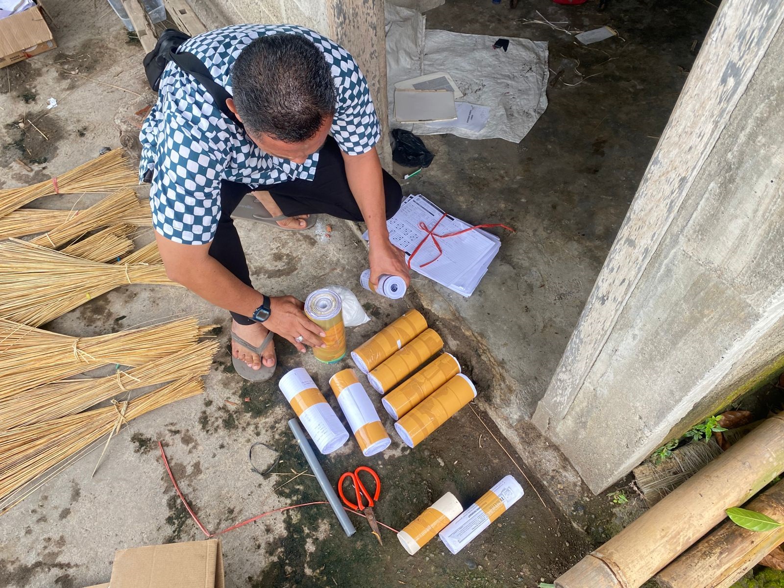 Sejumlah barang bukti yang diamankan diduga untuk merakit petasan.