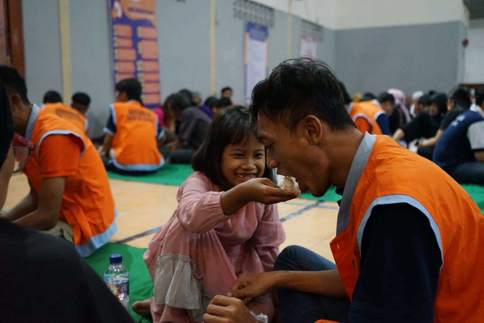 Muhammad Dian Setiawan, salah satu warga binaan, disuapi nasi oleh adik bungsunya yang ikut buka bersama di Lapas Kelas IIB Tulungagung, kemarin.(SANDY YUWANA/RADAR TULUNGAGUNG)
