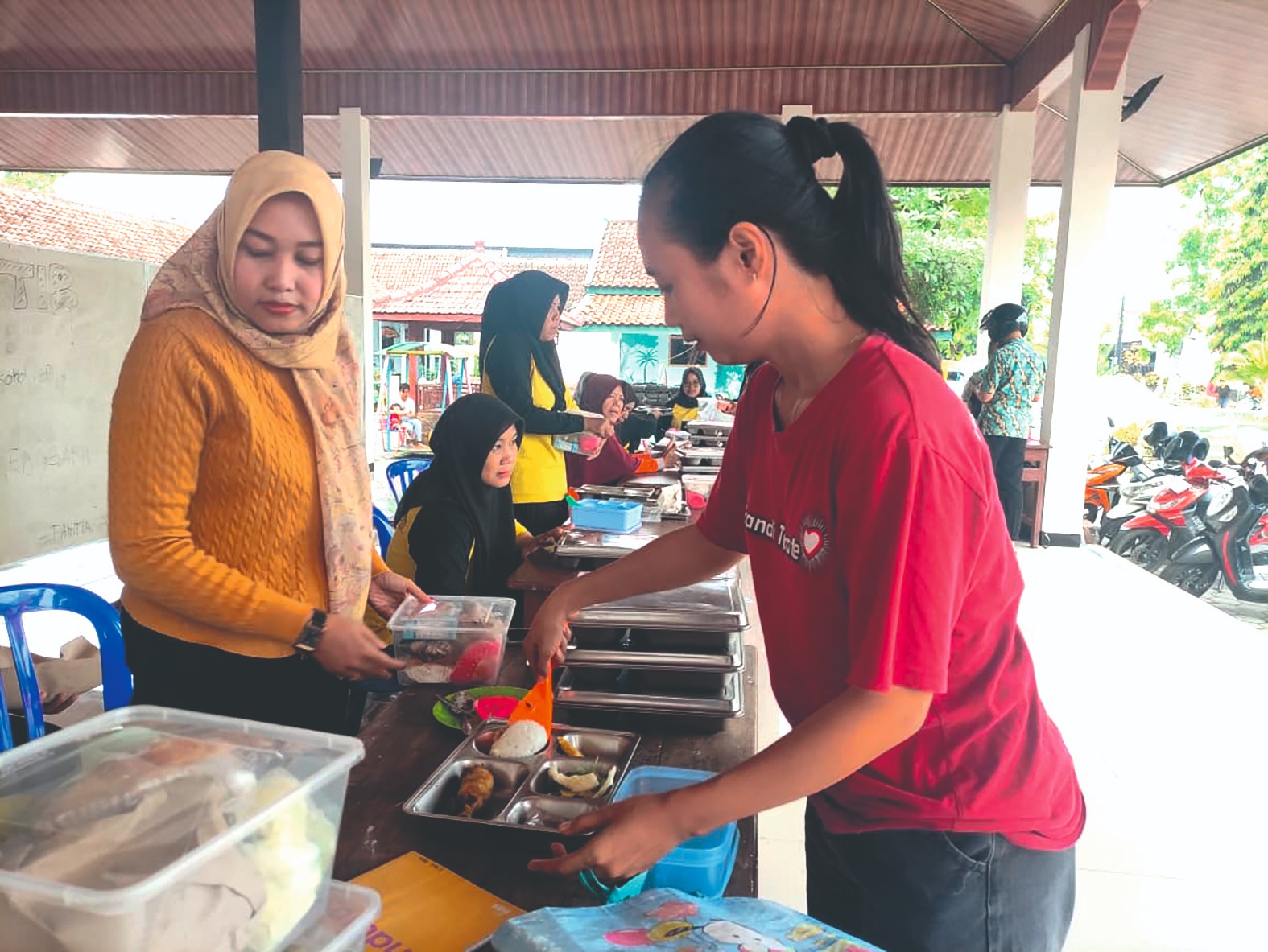 SPPG diwajibkan mencantumkan harga per item dan kandungan gizi sebagai bentuk transparansi anggaran.(SANDY YUWANA/RADAR TULUNGAGUNG)