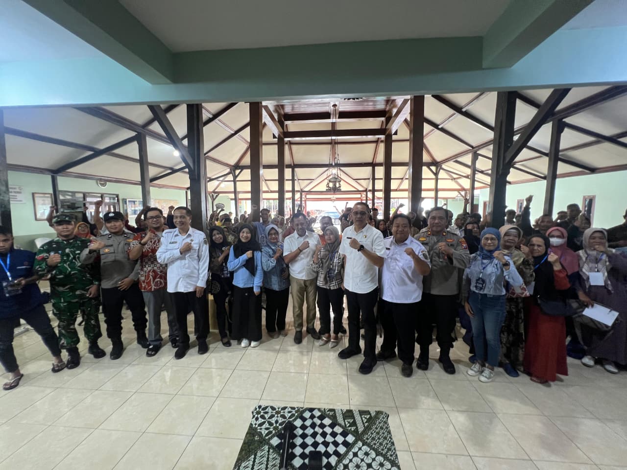 Sosialisasi program Makan Bergizi Gratis (MBG) oleh anggota Komisi IX DPR RI, Heru Tjahjono, di Desa Kauman, Tulungagung, Rabu (4/3).