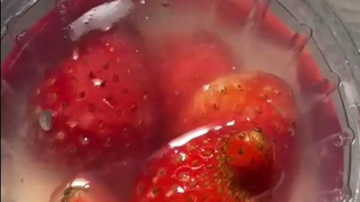 Temuan ulat pada puding stroberi dalam paket Makan Bergizi Gratis (MBG) di SDN Tunjungsekar 3 Kota Malang viral di media sosial.