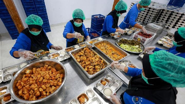 17 SPPG program Makan Bergizi Gratis kena sanksi BGN. Aturan menu Ramadan kini diperketat, termasuk larangan penggunaan plastik kresek.(Pinterest)
