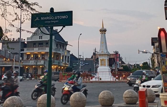Karnaval Imlek PBTY 2026 di Titik Nol Kilometer Yogyakarta tetap meriah meski hujan. Malioboro ramai wisatawan dan bazar kuliner Kampung Ket
