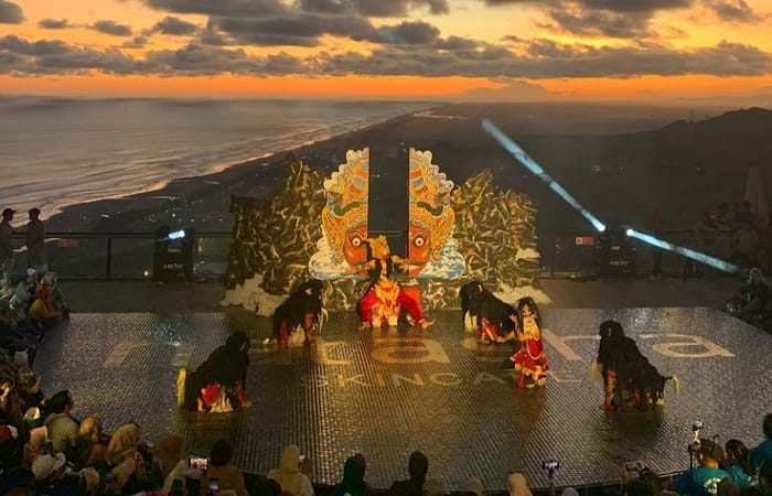 8 wisata baru Jogja yang lagi viral, dari Obelix Sea View hingga Jungwok Blue Ocean. Destinasi hits dengan panorama laut dan spot Instagrama