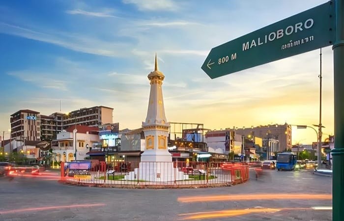 Malioboro Jogja selalu ramai meski bukan musim liburan. Ini 5 alasan kawasan wisata paling ikonik di Yogyakarta tak pernah sepi.