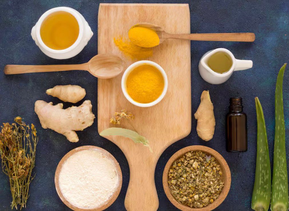 Herbal untuk asam urat seperti serai, jahe, dan kunyit dipercaya membantu menurunkan kadar asam urat serta meredakan nyeri sendi.