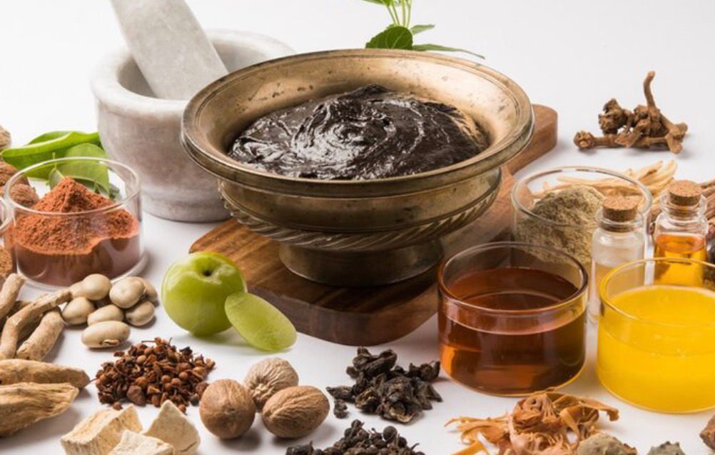 Ramuan herbal asam urat seperti jahe merah dan sambiloto dipercaya membantu meredakan nyeri sendi dan menurunkan kadar asam urat.