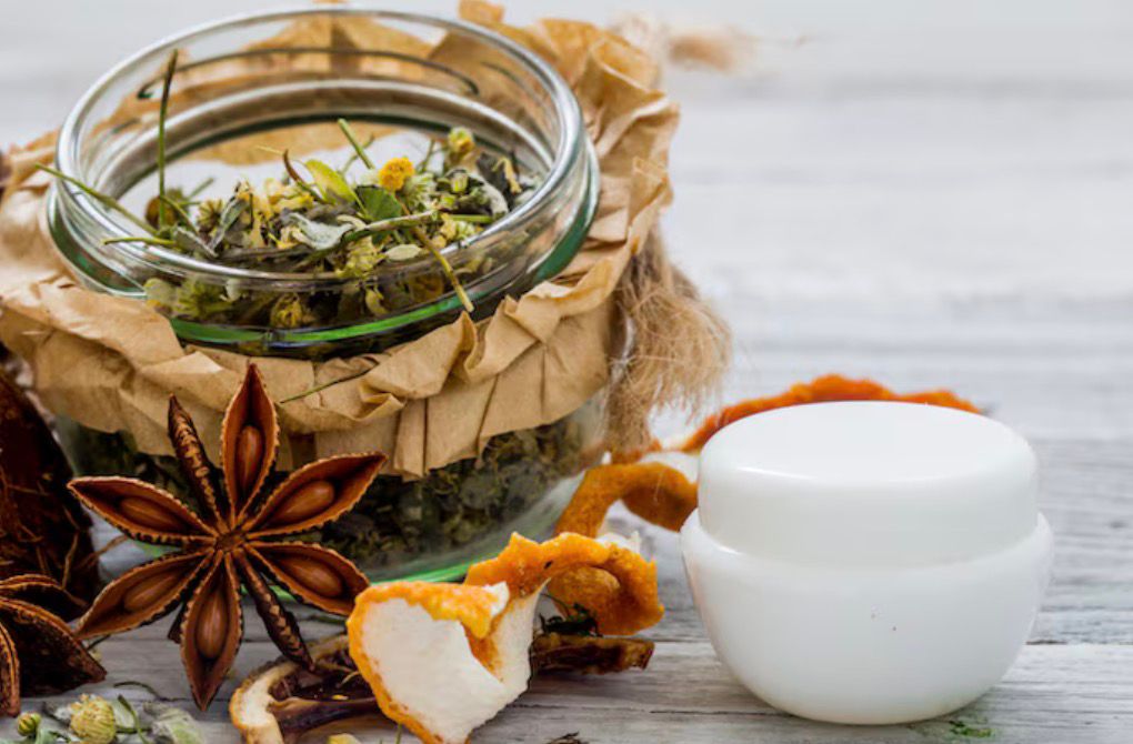 4 resep herbal penurun kolesterol alami dari buku JSR, mulai madu minyak zaitun hingga jus wortel detoks yang mudah dibuat di rumah.