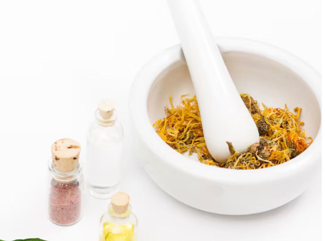 Cara mengatasi asam urat tanpa obat bisa dilakukan di rumah, mulai kompres dingin, istirahatkan sendi, minum air putih hingga batasi makanan tinggi purin.
