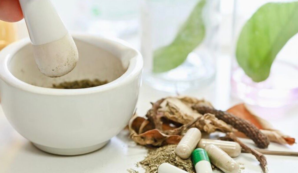 Penyebab sariawan beragam, dari cedera mulut hingga kekurangan vitamin. Simak cara mengatasi dan tips pencegahannya di sini.