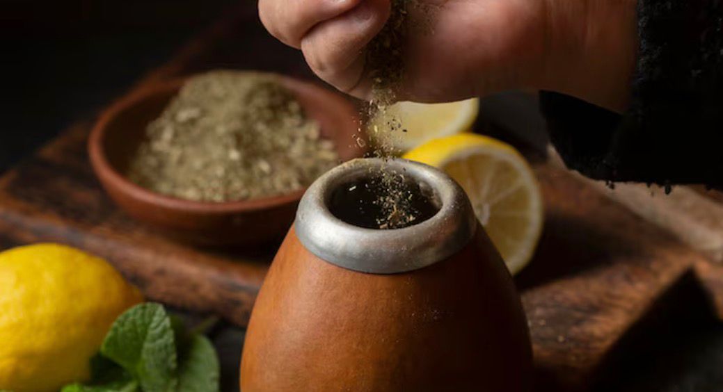 Penyebab sariawan ternyata bukan hanya tergigit. Mulut kering, kekurangan vitamin hingga makanan pedas bisa memicu luka di mulut.