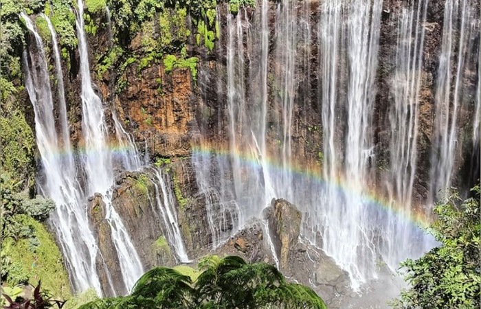 Review wisata Air Terjun Tumpak Sewu 2026, panorama air terjun spektakuler di Lumajang-Malang dengan jalur ekstrem dan pemandangan menakjubkan.