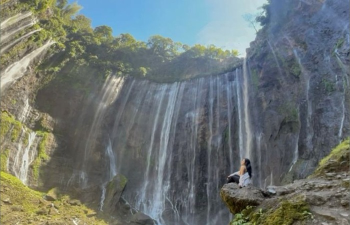 Review wisata Air Terjun Tumpak Sewu 2026, panorama air terjun spektakuler di perbatasan Lumajang dan Malang yang memukau wisatawan.