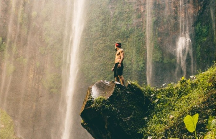Review Wisata Air Terjun Tumpak Sewu: panorama air terjun setinggi 120 meter di perbatasan Malang&ndash;Lumajang yang memukau wisatawan.