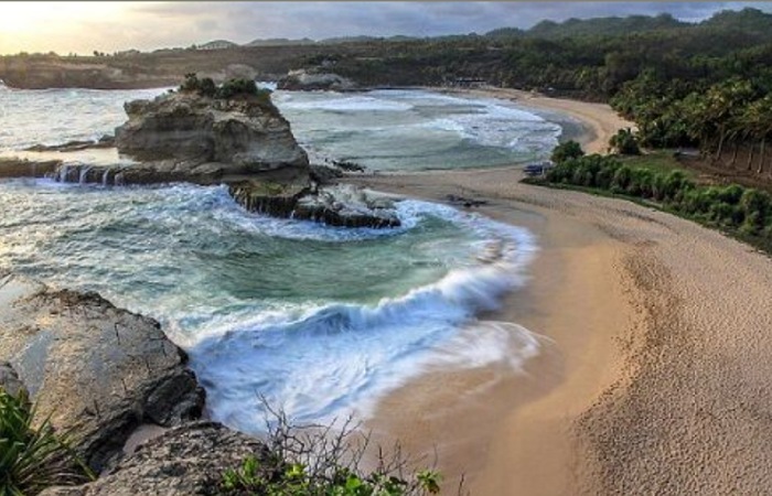 Review wisata Pantai Klayar Pacitan 2026: fenomena Seruling Samudra, batu karang mirip Sphinx, dan panorama eksotis Laut Selatan.