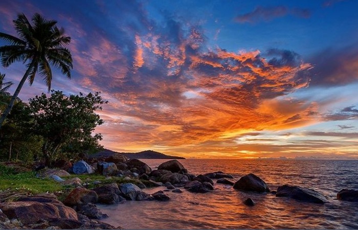 Review wisata Pantai Klayar Pacitan: fenomena Seruling Samudra, batu karang unik, hingga sunset eksotis di pantai ikonik Jawa Timur.
